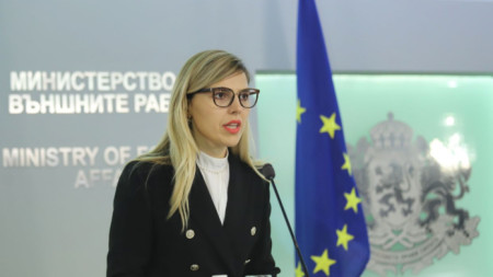 Велислава Петрова - зам.- министърът на външните работи, на брифинг в сградата на МВнР, 19 февруари 2022 г. 