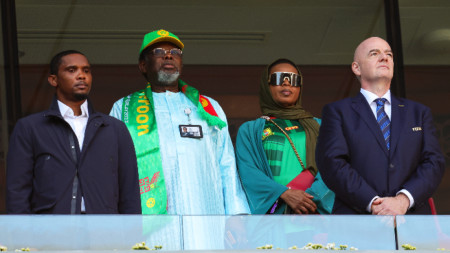 Ето'о (вляво) слуша химна на Камерун заедно с президента на ФИФА Инфантино преди мача с Швейцария.