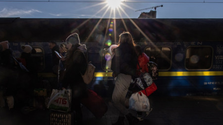 Централната жп гара в Киев. Хиляди хора отчаяно се опитват да напуснат града, Киев, 28 февруари