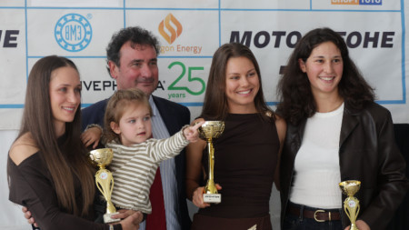 Зам.министър Димитър  Георгиев награди Лора Христова (вдясно от него), Милена Тодорова (вдясно) и Валентина Димитрова.