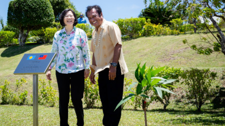 Президентът на Палау с тайванската си колежка Цай Ингвен.