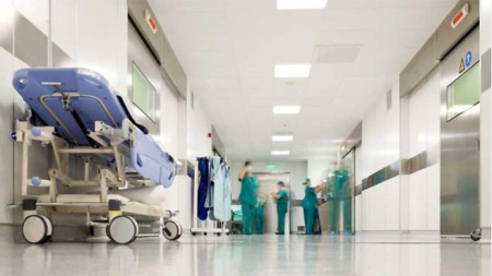 Плановият прием плановата оперативна дейност и свижданията в трите болници