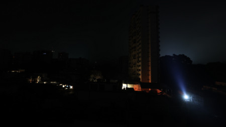 Изглед към потънал в мрак район на Каракас в нощта срещу 10 април.