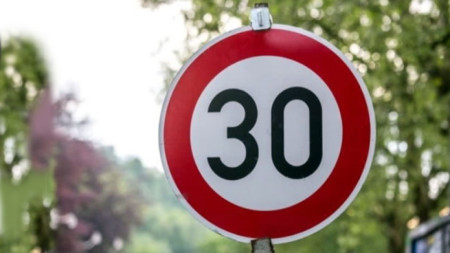 Влиза в сила ограничение за движение на автомобилите до 30