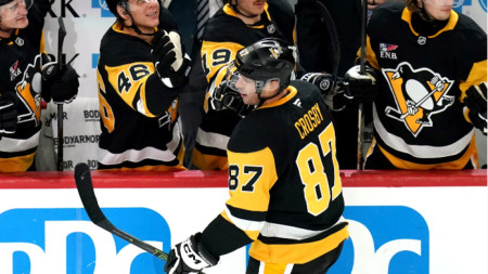 Сидни Кросби получава поздравления за гола си в третата част..