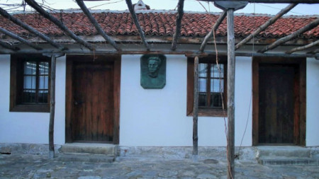 Училището-музей на Васил Левски в двора на църквата „Св. Димитър” в с. Войнягово