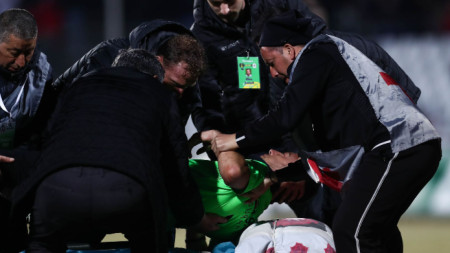 Вратарят Гошо Петков беше откаран в болница преди почивката.