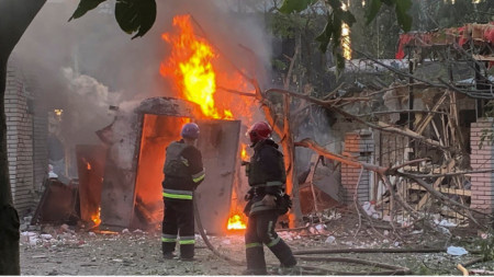 Пожарникари работят след ракетна атака в Запорожие, Украйна на 09 август. Най-малко двама души са загинали, а други 7 са били ранени, когато ракета е ударила църква.