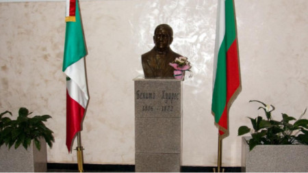 Busto de Juárez en la escuela No. 49 de Sofía