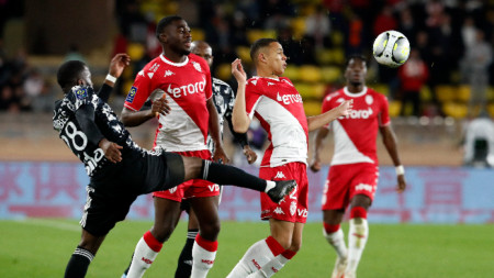 Футболистите на Монако (в червено-бели екипи) победиха с 2:0.