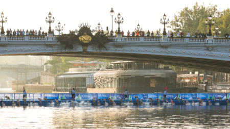 Участници в състезание по триатлон миналата година в Сена до моста Александър Трети.