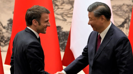 Президентите на Франция Еманюел Макрон (вляво) и на Франция Си Дзинпин - Пекин, 6 април 2023