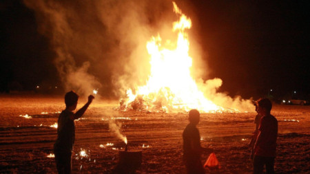 По традиция в Кипър се палят огньове и се използват фойерверки и пиратки в нощта на Възкресението.