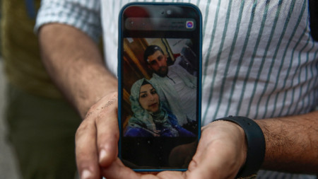 34-годишният Касем Абу Зеед държи снимка на мобилния си телефон на изчезналата си съпруга Исра, която е била на кораба, потънал край Пилос, Каламата, Гърция, 15 юни 2023 г.