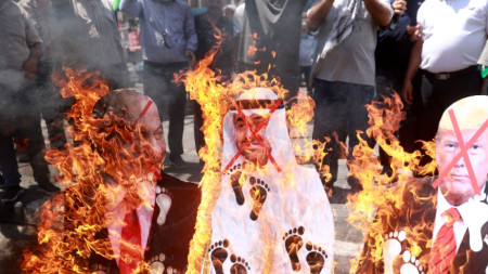Палестинци горят фигурите на израелския премиер Нетаняху, на емира на Абу Даби Халифа бин Зайед ал-Нахаян и на президента на САЩ Доналд Тръмп в Наблус, Западния бряг 