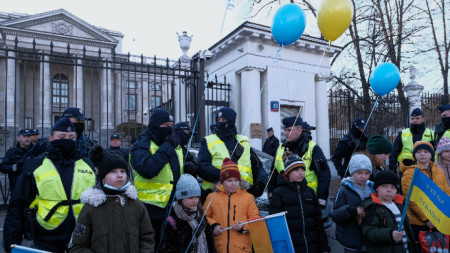 Протест пред руското посолство във Варшава, 12 март 2022 г.