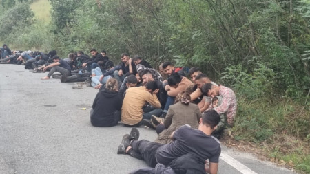 Снимката е илюстративна - нелегални мигранти, задържани край българо-турската граница, архив.