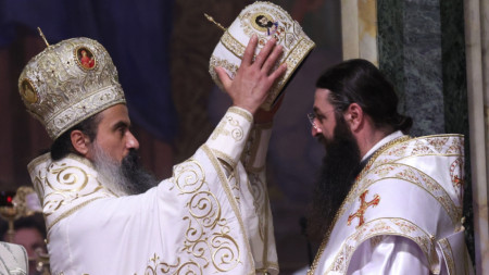 Архимандрит Василий (вдясно) и българският патриарх и Софийски митрополит Даниил (вляво).