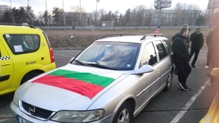 В Бургас 10 автомобила се включиха в протестно шествие срещу