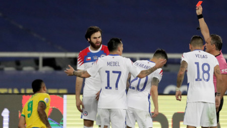 Габриел Жезус (вляво) получава червен картон срещу Чили