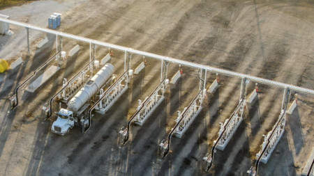 Илюстративна снимка - камион-цистерна товари петрол в складово съоръжение близо до Карнес Сити, Тексас.