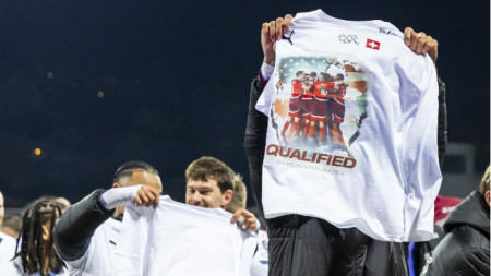 Швейцарците с фланелки, посветени на класирането им за Мондиал 2026.