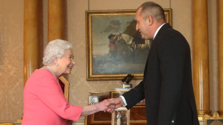 Президентът Румен Радев се ръкува с кралица Елизабет II