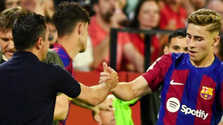 Фермин Лопес поздравява Шави Ернандес, след като е вкарал гол на Севиля