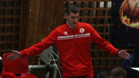 Треньорът Александър попов изведе ЦСКА до успех на старта.