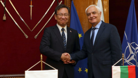 El ministro de Defensa Atanas Zapryanov y el embajador de Japón en Bulgaria Su Excelencia Hisashi Michigami 