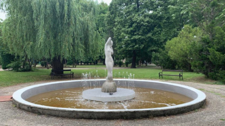 Фонтанът с фигурата на жена в Крайдунавския парк на Видин
