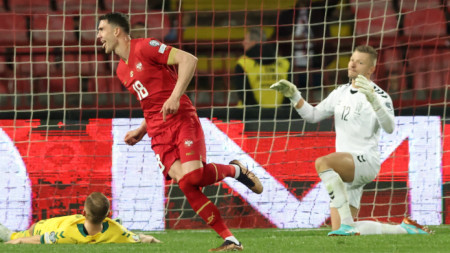 Душан Влахович се радва след гола си срещу Литва.