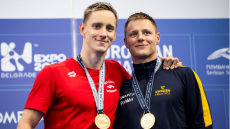 Епитропов (вляво) и шведът Першон със златните си медали на 200 м бруст.