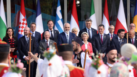 Премиерът на Албания Еди Рама, в средата, и други лидери от ЕС и страните от Западните Балкани гледат изпълнение на местни танцьори след срещата на върха в Тирана, 16 октомври 2023 г.