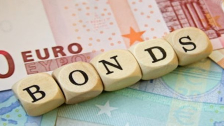 Във вторник Европейският съюз емитира еврооблигации чрез които да бъде