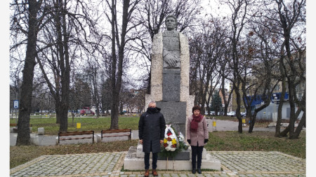 Цветя пред паметника на Васил Левски в Монтана