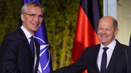 Германският канцлер Олаф Шолц (вдясно) и генералният секретар на НАТО Йенс Столтенберг се ръкуват в края на съвместната си пресконференция в канцлерството в Берлин, 1 декември 2022 г. 