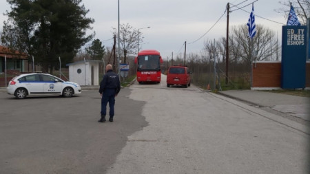 Автобус с храни и помощи за мигрантите мина през портала на пункта