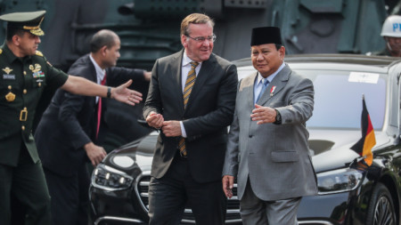 Министърът на отбраната на Индонезия Прабово Субианто (вдясно) се срещна с министъра на отбраната на Германия Борис Писториус (вляво) в Джакарта на 5 юни 2023 г.