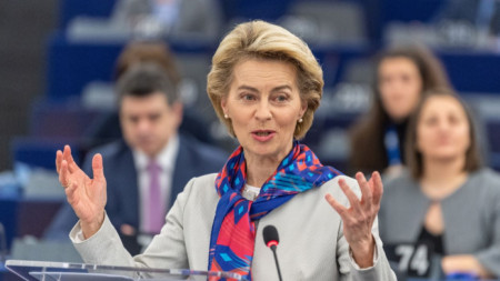 Mредседателят на Европейската комисия Урсула фон дер Лайен говори пред евродепутатите в Страсбург