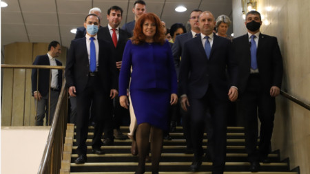 El presidente reelecto de Bulgaria, Rumen Radev, y la vicepresidenta Iliana Yótova