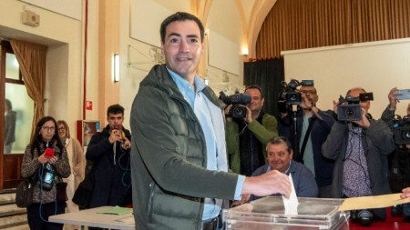 Лидерът на Националистическата баска партия Иманол Прадалес гласува - 21 април 2024