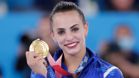 Линой Ашрам с олимпийския златен медал.