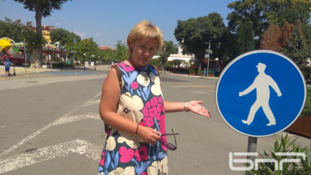 Анастасия Страволемова показва знака, че централната улица на Поморие е пешеходна зона