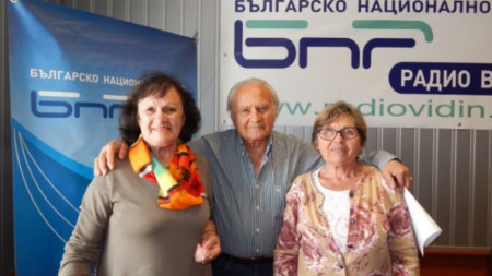 Янка Маринова /вляво/ с председателя на клуб 