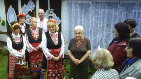 Надежда Лазарова (в средата)