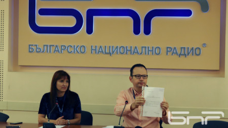 Николай Кръстев показва на пресконференция в сградата на БНР подадената от него оставка като и.д. директор на програма „Хоризонт“.