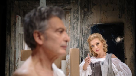 Ириней Константинов и Лилия Маравиля в сцена от спектакъла