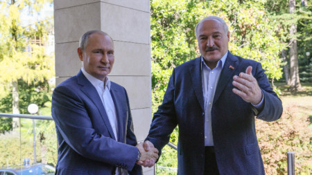 Руският президент Владимир Путин (вляво) се ръкува с беларуския си колега президент Александър Лукашенко на срещата им в резиденцията Бочаров ручей, Сочи, Русия, архив, 26 септември 2022 г
