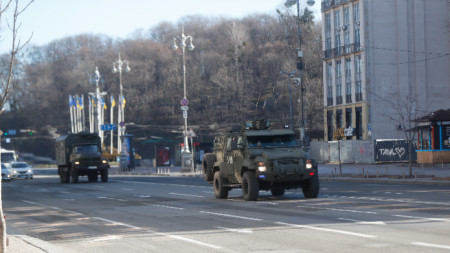 Украински бронирани превозни средства преминават по улиците в Киев, Украйна, 26 февруари 2022 г.